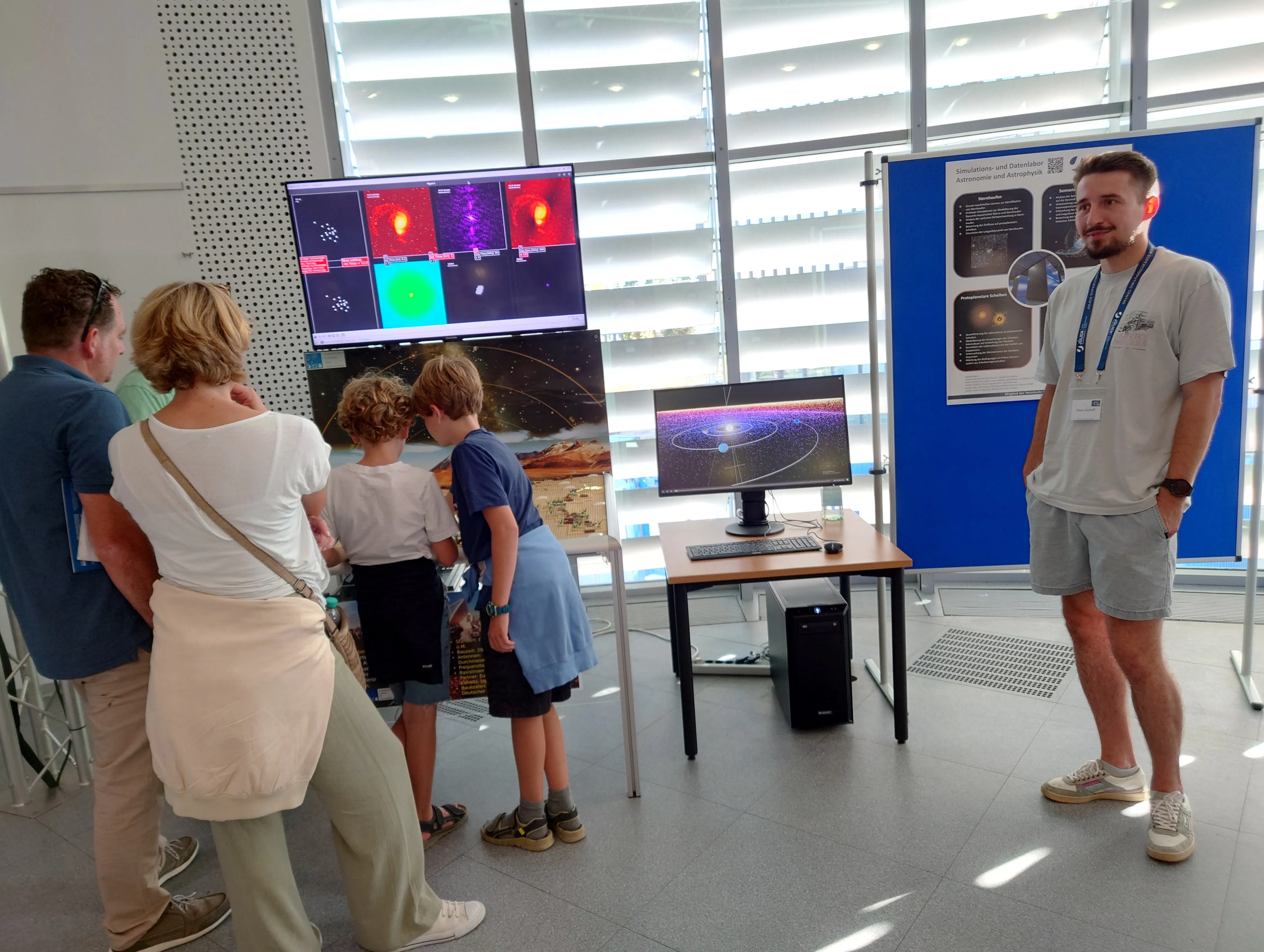 Besucher*innen am "Tag der Neugier" des Forschungszentrum Jülich am LEGO ALMA Model